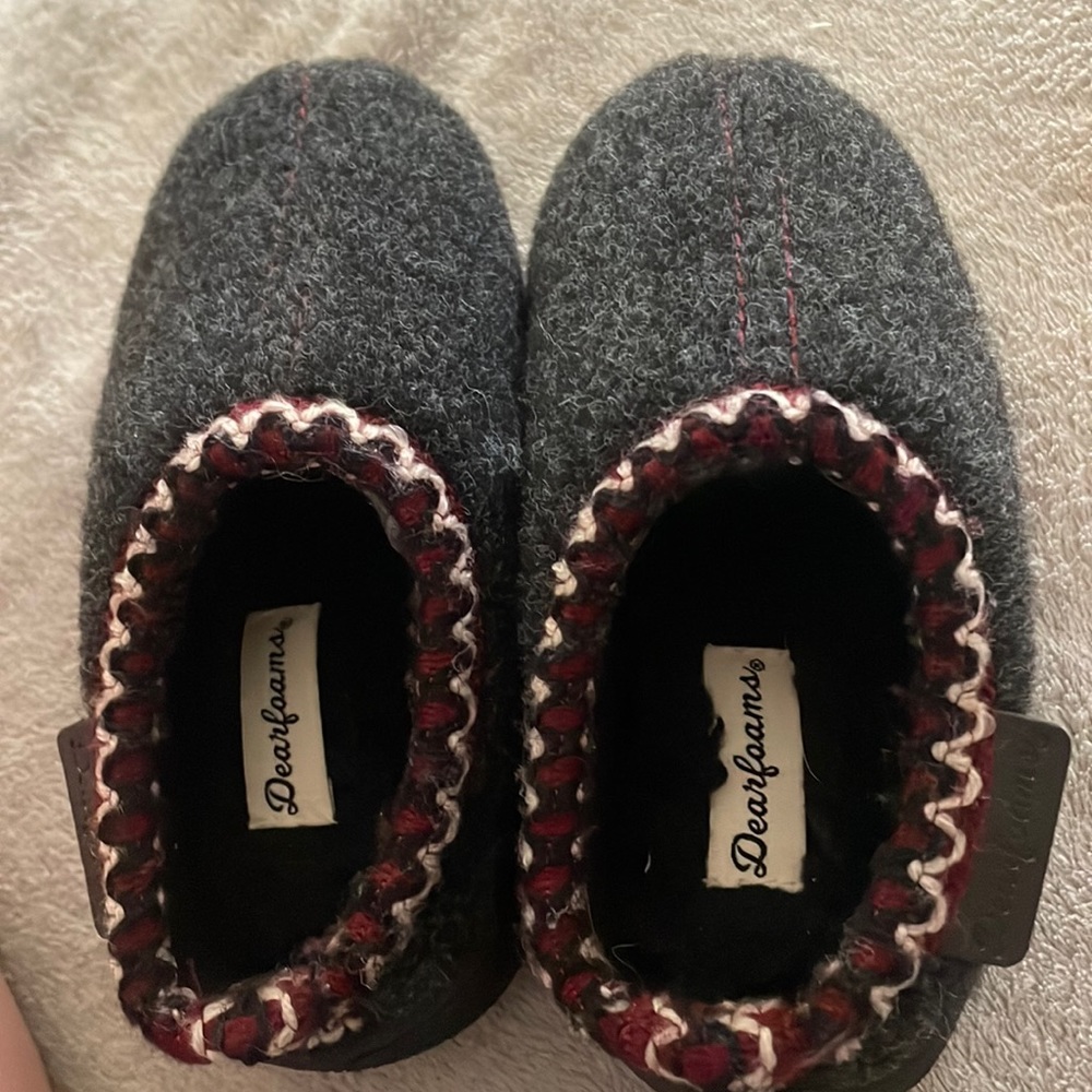 Toddler size 7/8 dearfoams slippers.